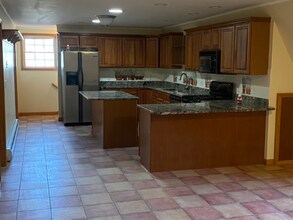 Building Photo - 494 Main St