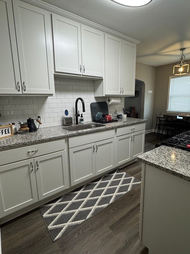 Foto del edificio - 5704-5706 Chicago Avenue