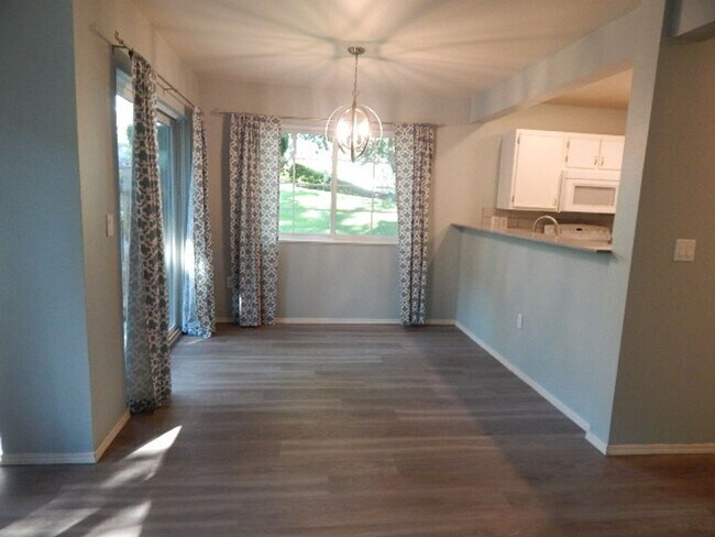 Building Photo - Orchard Hill 2 Bedroom Updated Condo!