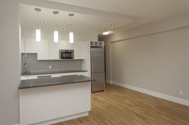 Building Photo - 4557 Rue Sherbrooke O