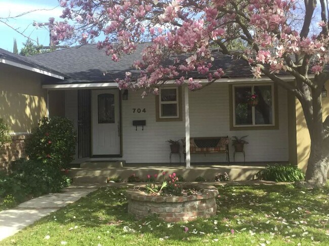 Building Photo - Updated 3bed/1 bath in West Sac