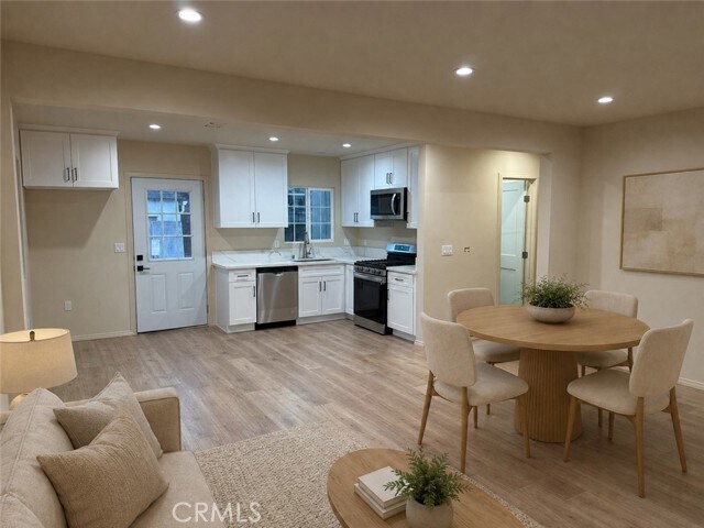 Foto del edificio - 7879 Claybeck Ave