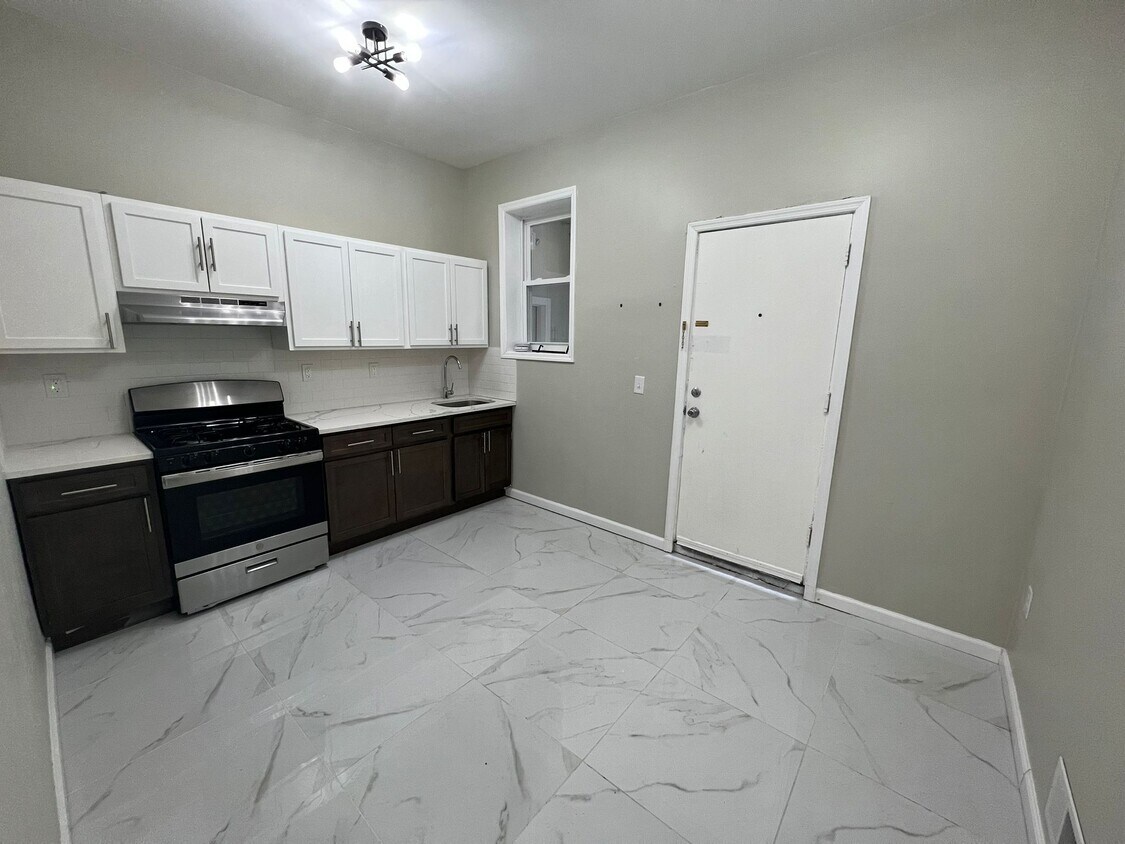 Primary Photo - 43 E Kinney St