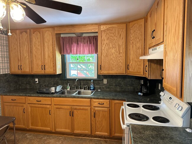 Building Photo - Well Maintained 2-Bed Home