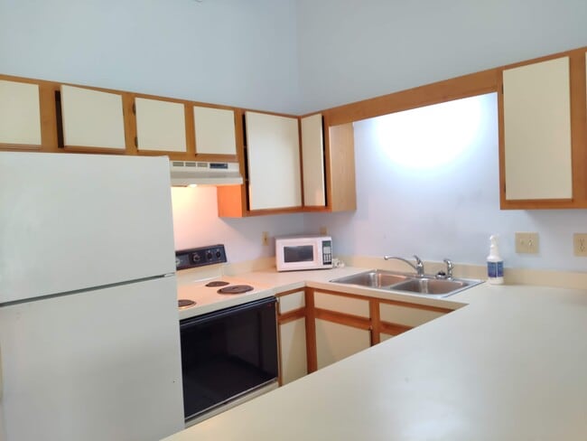 Building Photo - 500 Fairway Village Dr