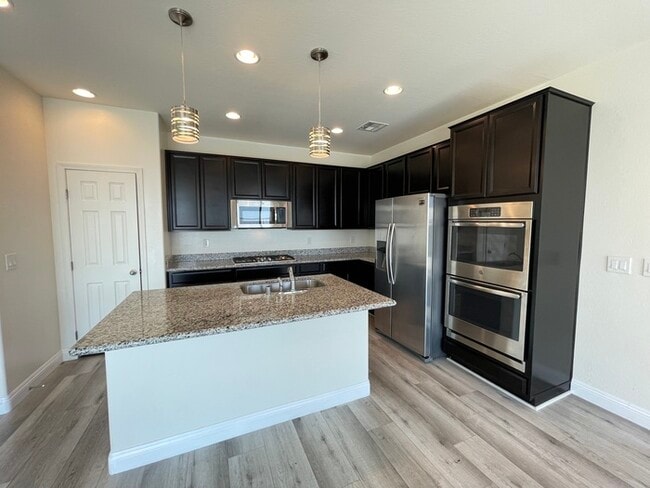 Foto del edificio - Carry Over Showing: This property has been...