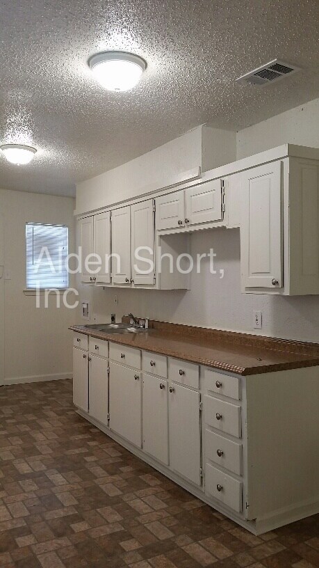 Building Photo - 223 Loma Dr
