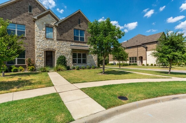 Building Photo - Luxury Townhouse