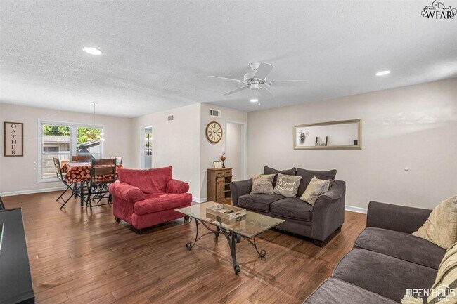Foto del edificio - 2418 Hampstead Ln