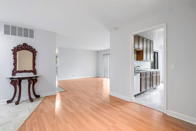Foto del edificio - 697 Oakmont Ln