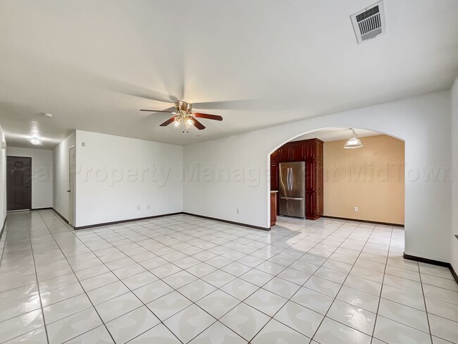 Building Photo - Charming Home in Established Community in ...
