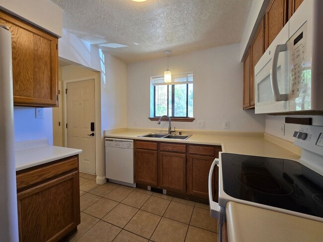 Building Photo - Centrally Located Quiet 2nd Story Condo unfurnished