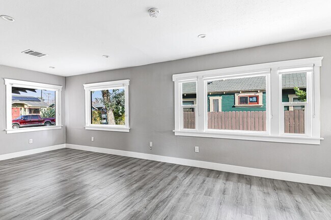 Foto del edificio - 2914 E 5th St