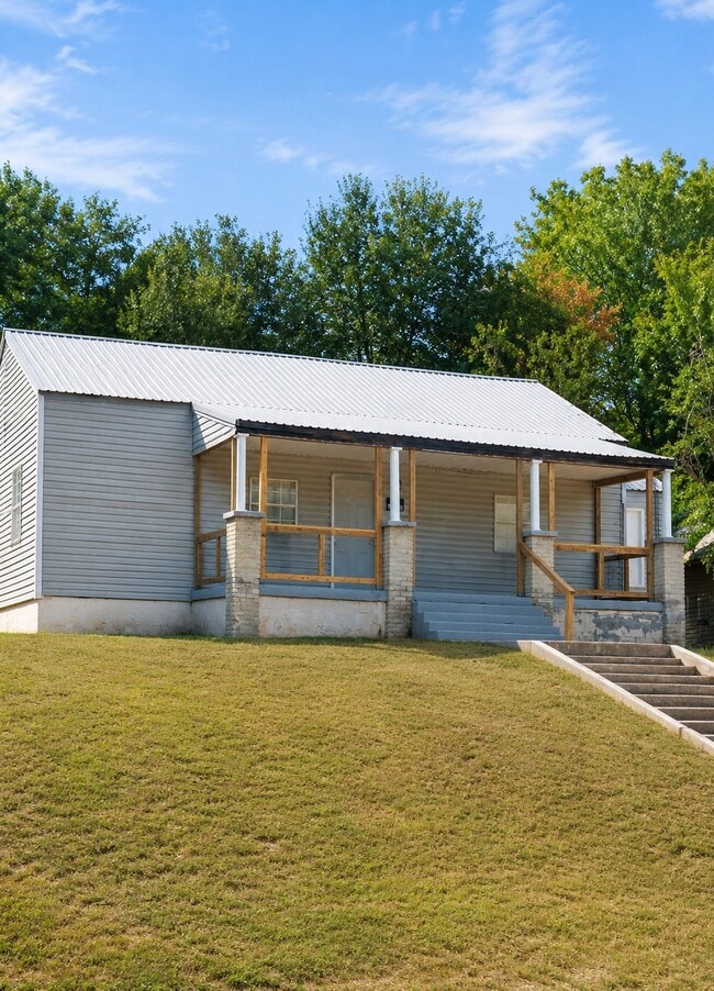 Building Photo - 317 N Canadian Ave