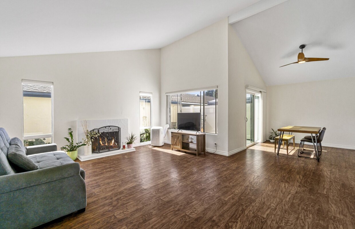 Foto principal - Charming 4 Bedroom/2 Bath Single Story Home