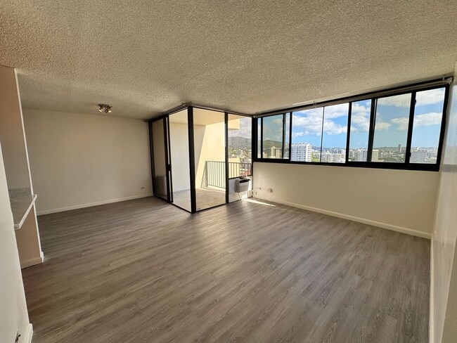 Building Photo - Bright and Breezy 2 bed, 1.5 bath, 1 parking top floor condo in Makiki!!