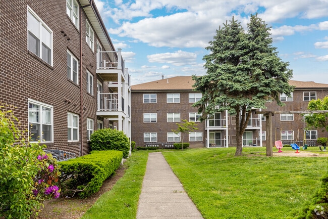 Courtyards - Pondsview Apartments