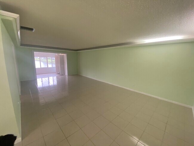 Building Photo - 127 Lake Rebecca Dr