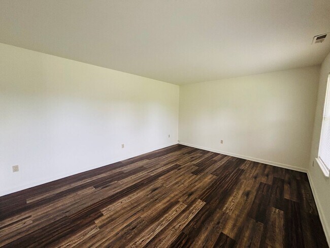 Building Photo - 3 Bedroom 2 Bath 1 Car garage House