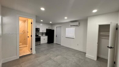 Building Photo - 1933 Washington St