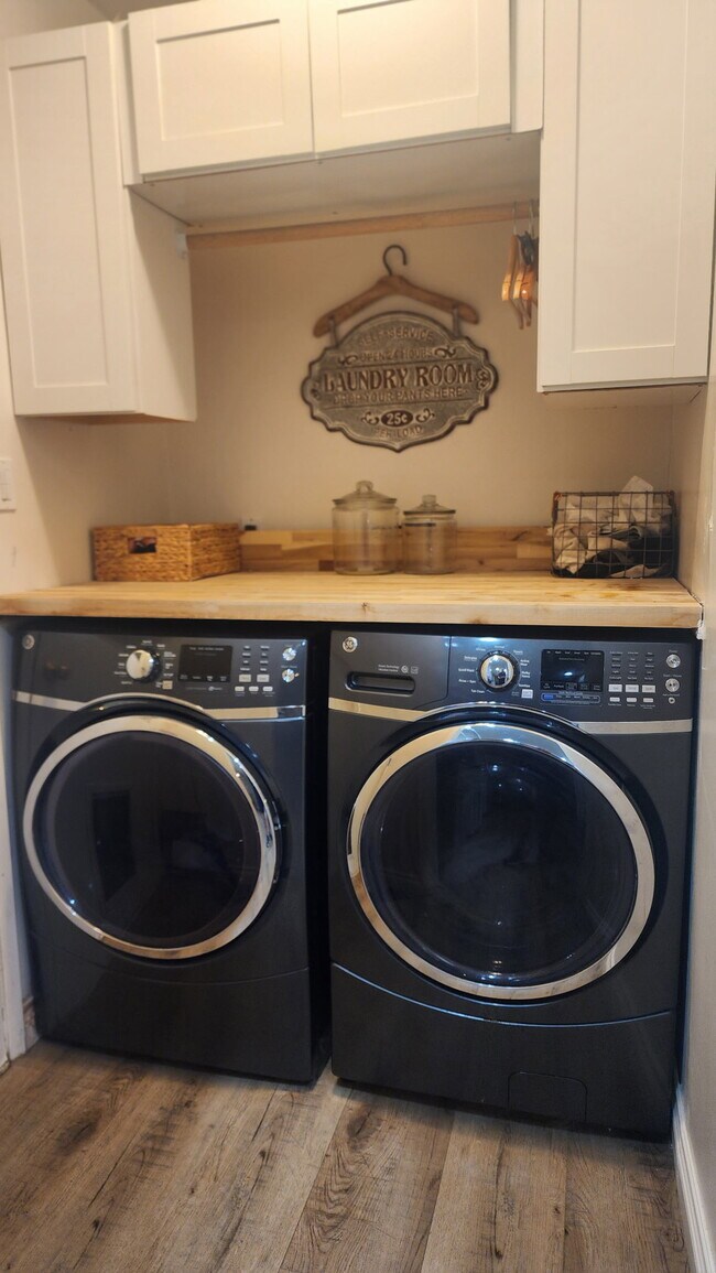 Foto del edificio - 15358 Leadwell St