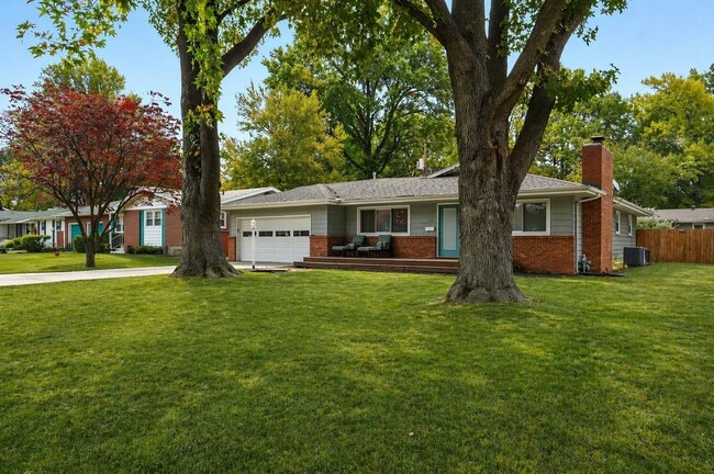 Building Photo - 2422 S Kickapoo Ave