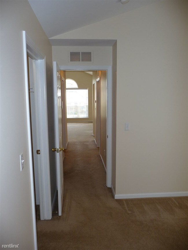 Building Photo - 16727 Carriage Way