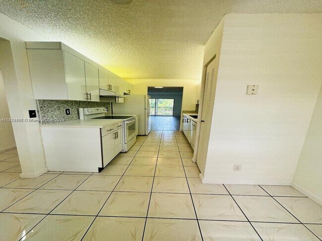 Building Photo - 1351 SW 125th Ave