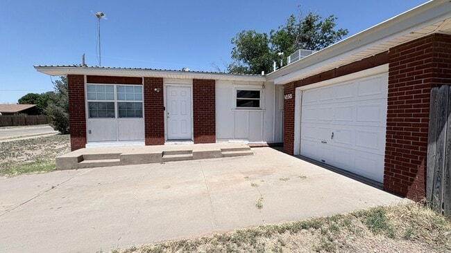 Building Photo - 305 Swinging Spear Rd