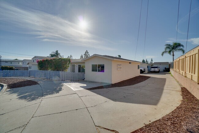 Building Photo - Newly Remodeled 2 Bedroom 1 Bath House!