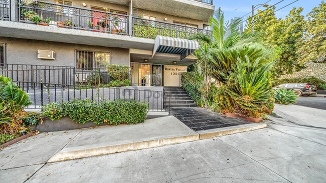 Foto del edificio - 1355 N Sierra Bonita Ave