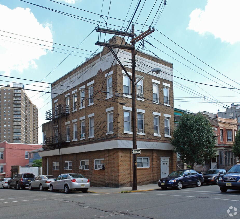 Primary Photo - 5016 Hudson Ave