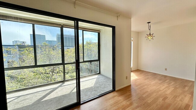 Foto del edificio - Top-Floor Bright 1-Bedroom w/ Walk-in Clos...