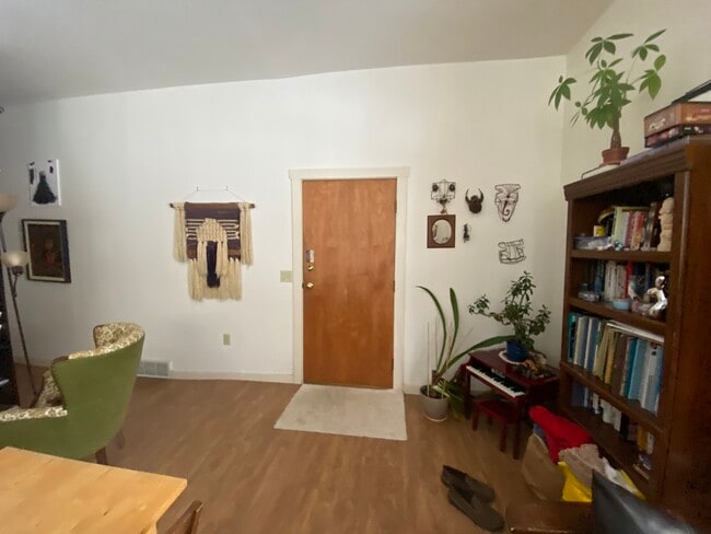 Building Photo - 810