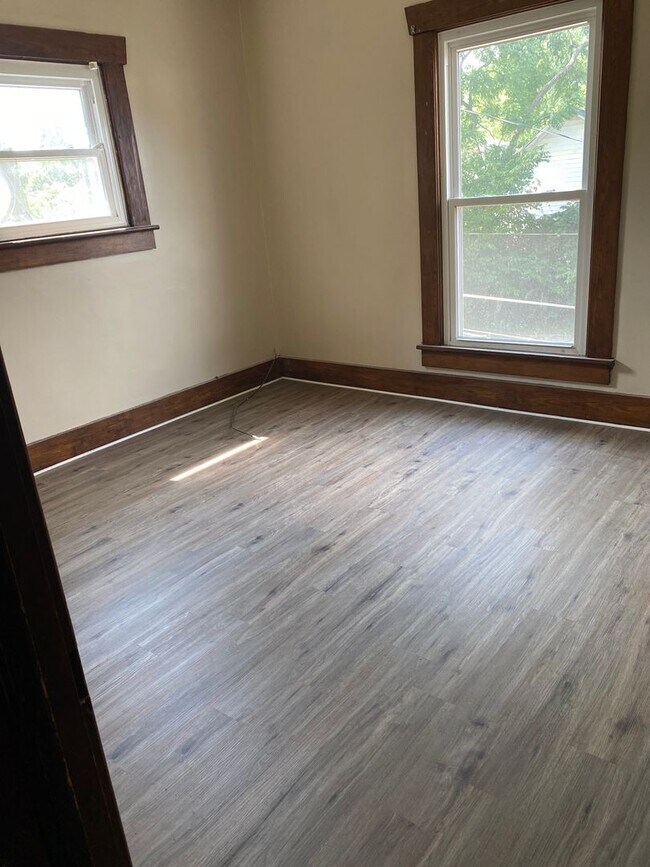 Building Photo - 4 Bedroom and 2 Bathroom located in Crawfo...