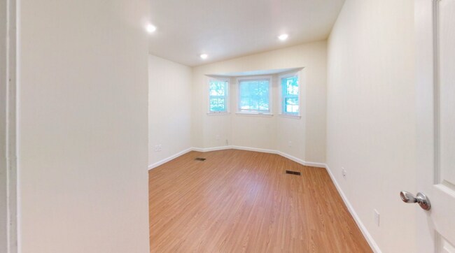 Building Photo - 1633 Mayhew St