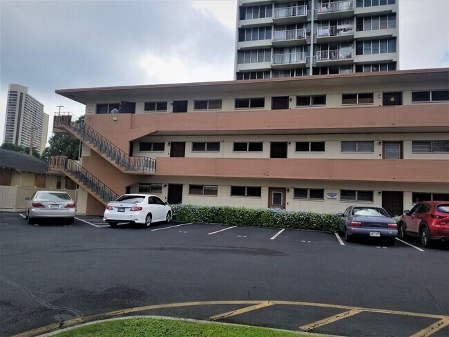 Building Photo - 909 University Ave