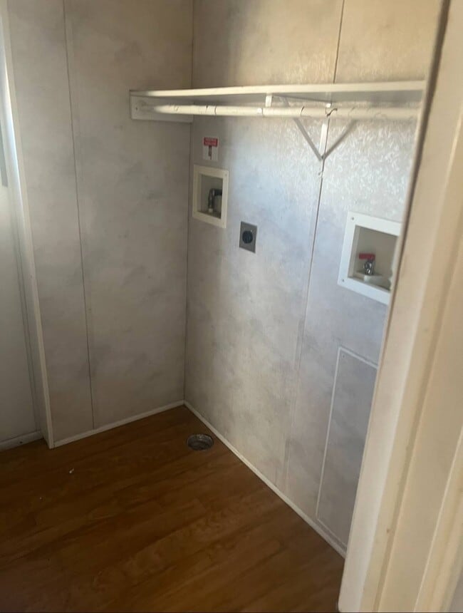 Building Photo - 200 E Zora St