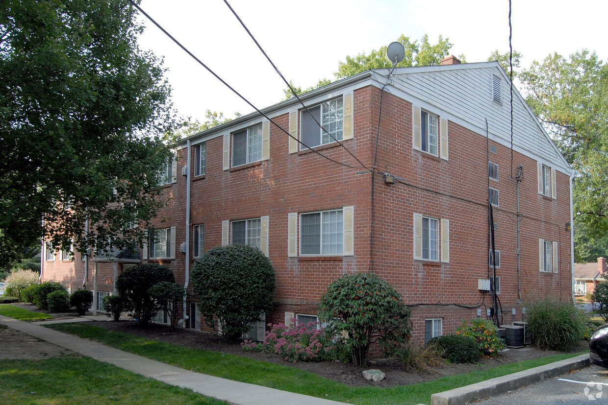 Building Photo - 2609 Sutton Pl