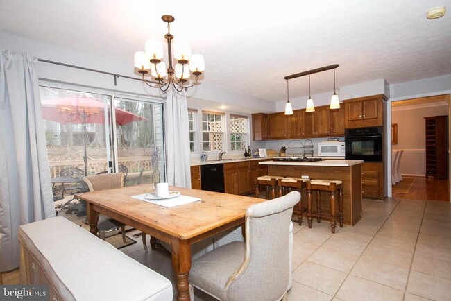 Foto del edificio - 1212 Walnut Wood Rd
