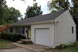 Building Photo - 2403 NE Shady Ln Dr