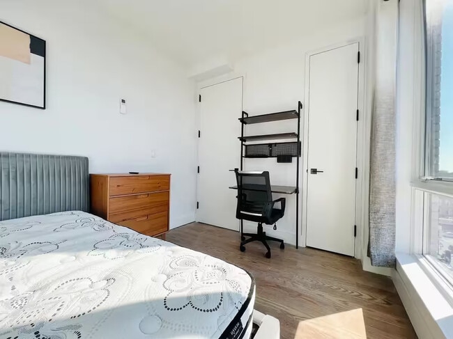 Foto del edificio - Furnished room/NOT APARTMENT