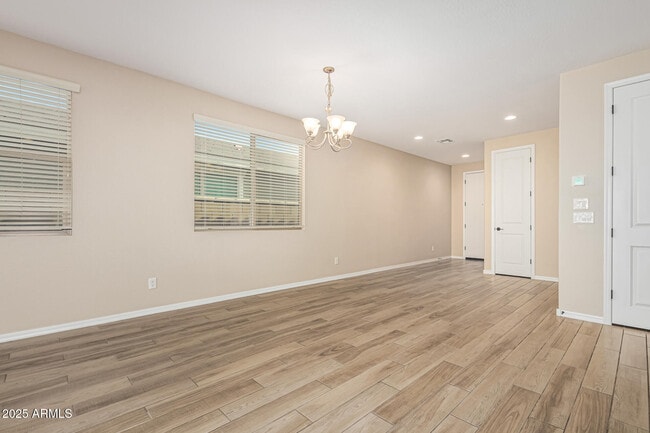 Foto del edificio - 19874 W Devonshire Ave