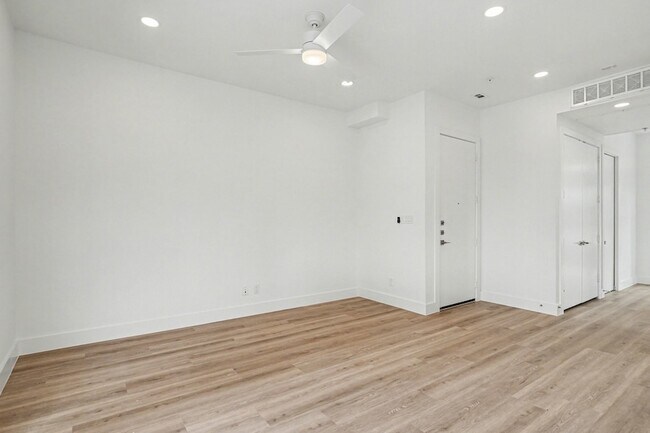 Building Photo - 2217 N Fitzhugh Ave