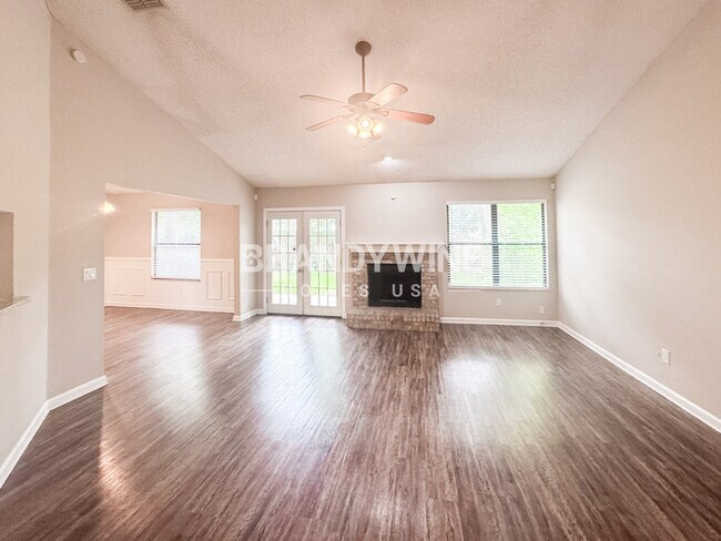 Foto del edificio - 3847 English Colony Dr N