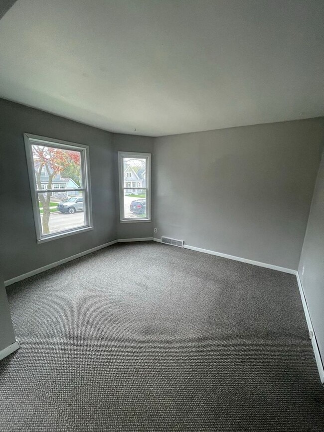 Building Photo - 1114-1116 S 86th St. (Duplex)