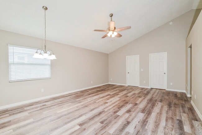 Building Photo - 550 Conure St