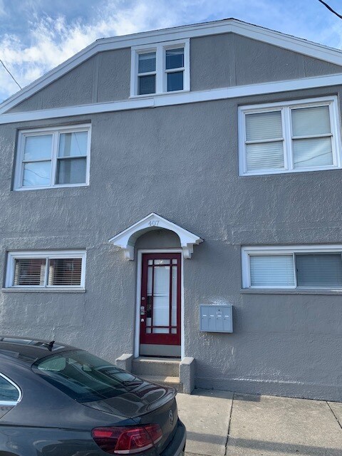 Front - 407 Maxwell St