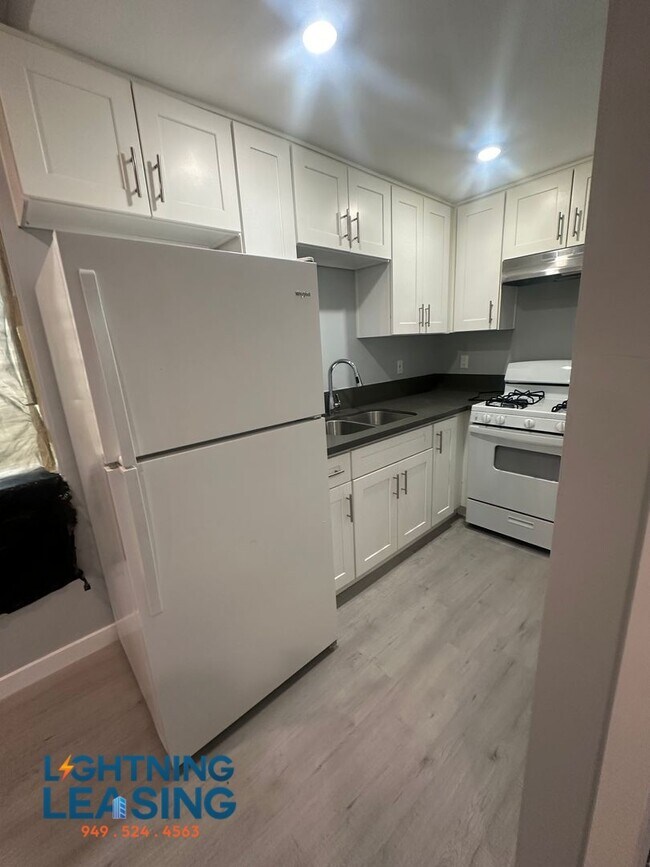 Foto del edificio - 5863 1/2 S West Blvd-D