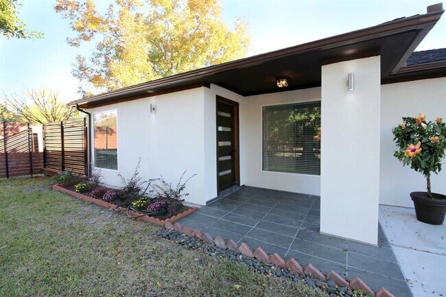Building Photo - 5501 Aspen St